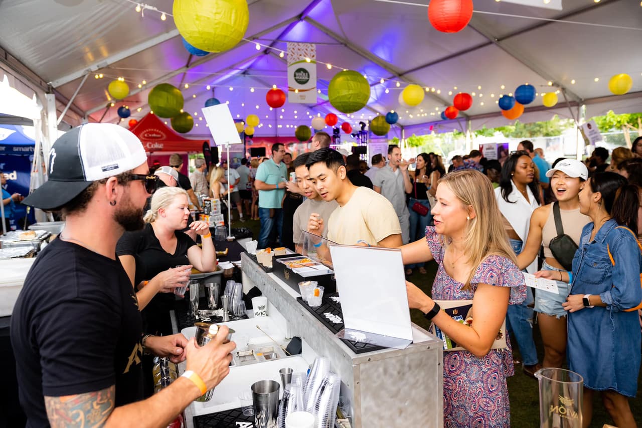 <b><a href="https://grandtasting.tasteofatlanta.com/">Taste of Atlanta (20 de octubre).</a></b> Los mejores chefs de Atlanta unen fuerzas para la celebración más sabrosa del año. Este festival de sabores imperdible presenta una introducción práctica al movimiento gastronómico sostenible de la ciudad, demostraciones de chefs famosos y deliciosos platos de decenas de restaurantes locales.