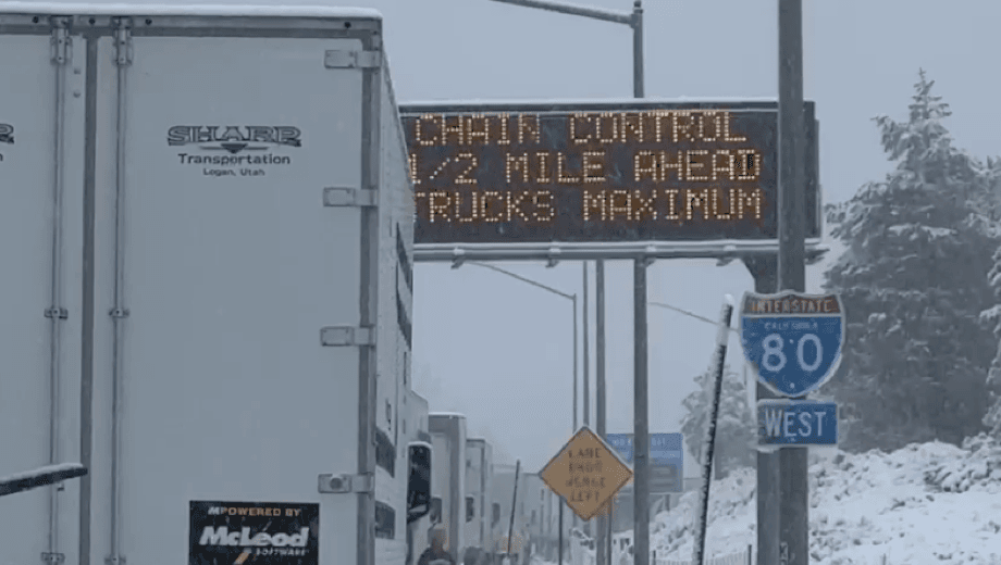 El NWS alertó por el riesgo de que este miércoles continúen las condiciones resbalosas en las carreteras que cruzan la zona de la Sierra Nevada y por la implementación de controles de cadenas a lo largo del camino.