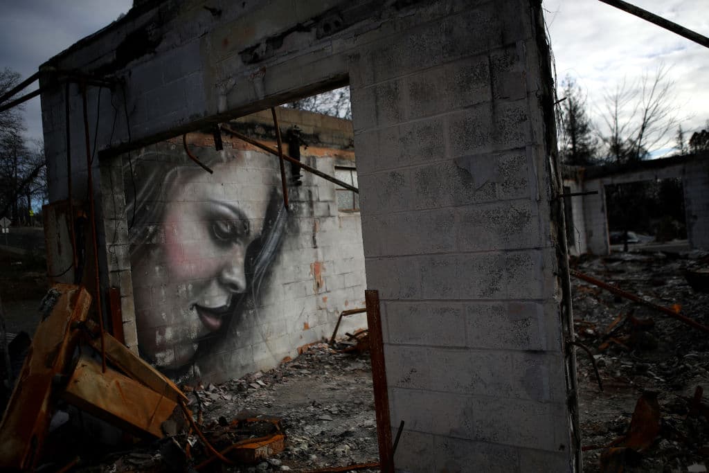 A mediado de febrero, el artista grafitero Shane Grammer, revivió con sus murales restos de edificios y autos destruidos para traer esperanza al pueblo.
<br>(Foto por: Justin Sullivan/Getty Images)