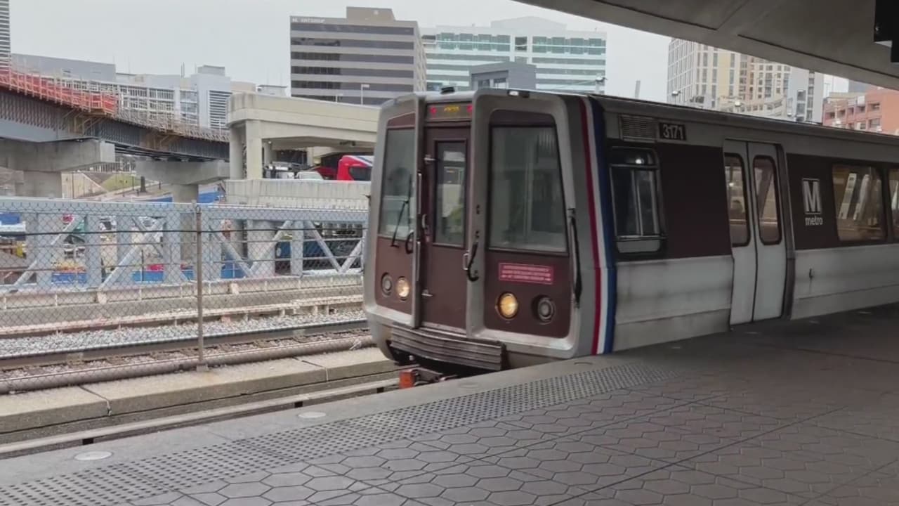 Retrasos en servicios de línea roja del metro por muerte de adolescente en estación de Silver Spring