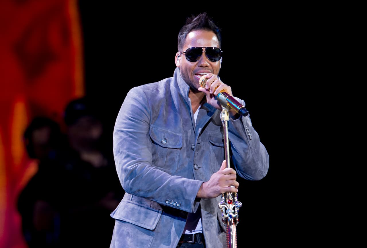 A Romeo Santos le gusta acomodar su cabello con mucho volumen central y un poco más liso.