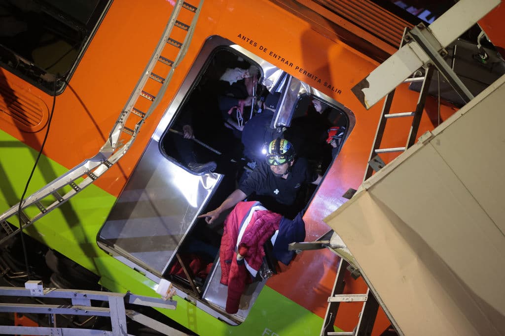 El personal de emergencias revisa cada rincón de la estructura en búsqueda de personas atrapadas.