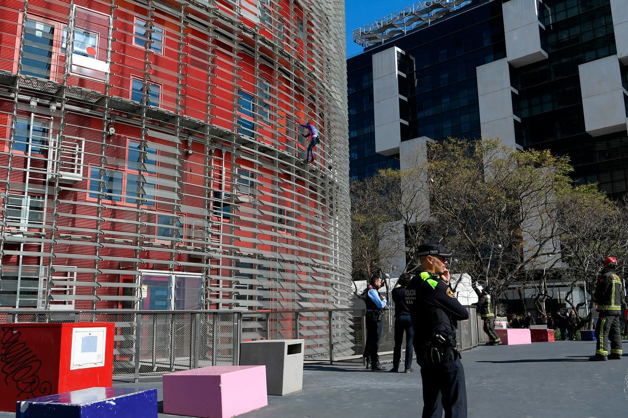 El escalador Alain Robert, conocido popularmente como el "Spiderman" francés, escaló este miércoles un rascacielos en Barcelona en una acción que pretendía concienciar ante el pánico desatado por el coronavirus y pedir a los gobiernos más responabilidad ante la epidemia.
