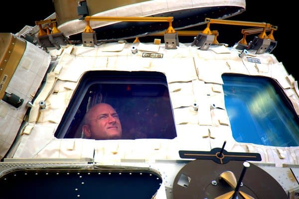 Tras 340 días en el espacio, Scott Kelly regresa a la tierra 