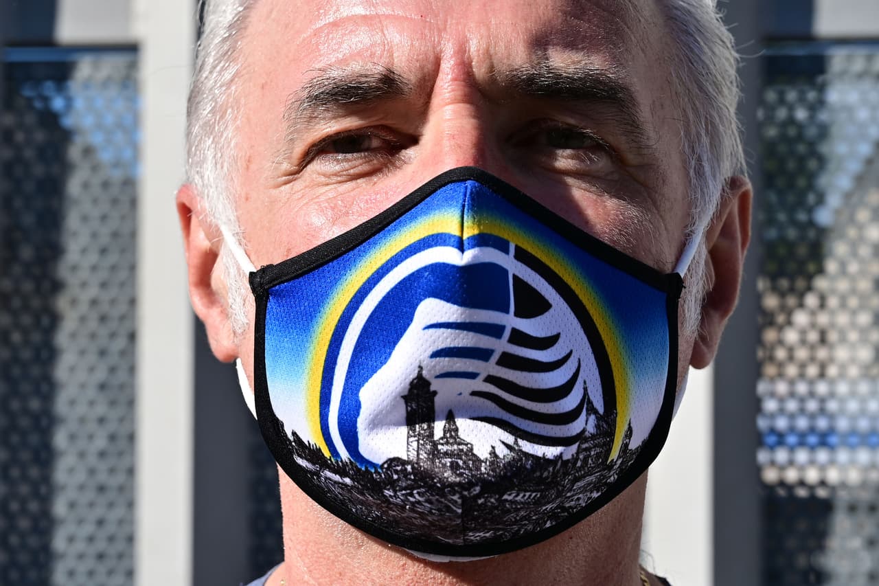 Un verdadero fanático del Atalanta enseñó su cubrebocas con el logoo del equipo. Se cuida, pero no olvida su amor por el club de sus sueños.