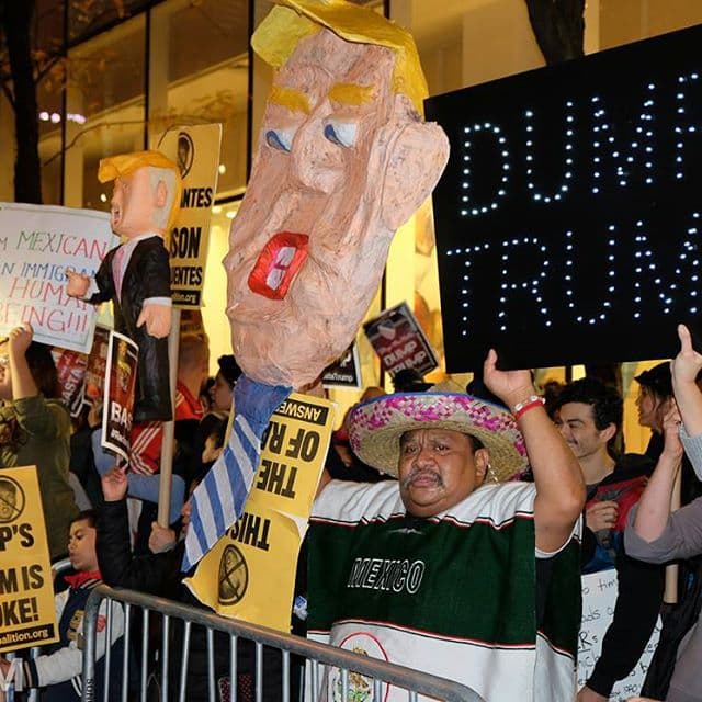 Cientos de personas se congregaron a las afueras de las instalaciones de la cadena de televisión NBC para protestar contra la presencia del republicano Donald Trump en el programa "Saturday Night Live". (Foto: 515lm)