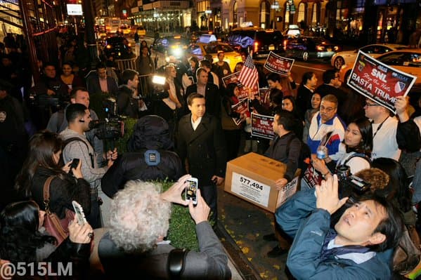 Grupos defensores de los derechos de inmigrantes se manifestaron desde días previos a las afueras de la cadena de televisión. (Foto: 515lm)
