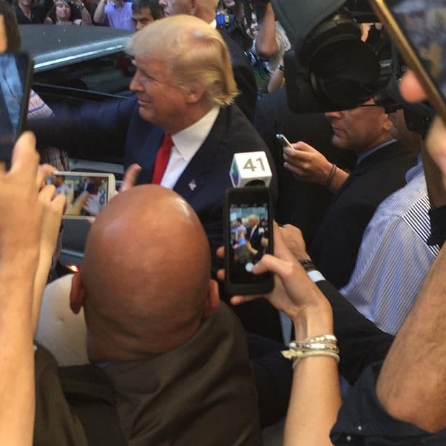 La plataforma dada por la cadena NBC a Trump para conducir dicho programa este sábado reaviva la indignación desatada en junio cuando el político describió a algunos mexicanos que viven sin permiso en EU como criminales y violadores. (Foto: emstover44)