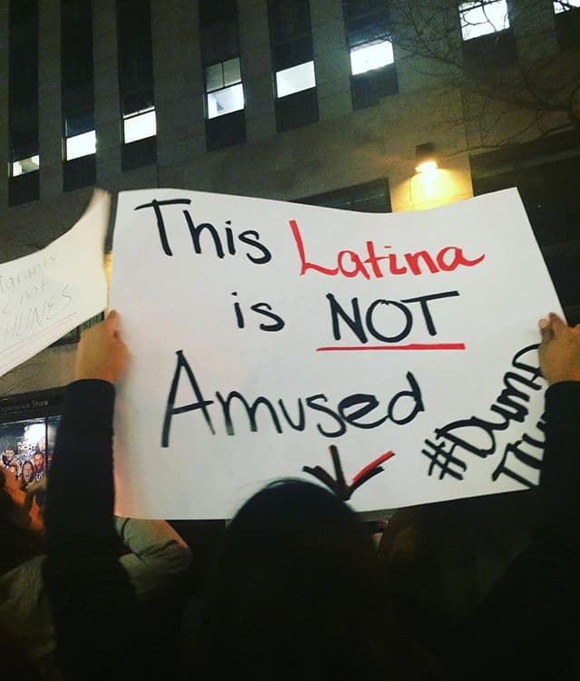 Con gritos en español y en inglés mostraron su repudio ante los comentarios hechos por el político. (Foto: iwokeupinnyc)