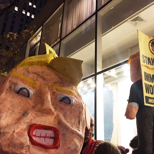 Los manifestantes marcharon desde la Torre Trump hasta los estudios de la cadena de TV en el Rockefeller Plaza. (Foto: riszard2)