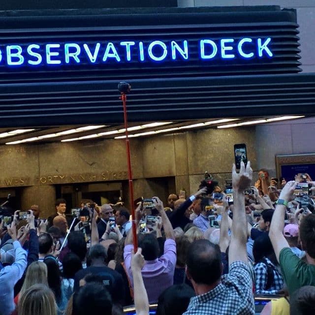 Como parte de la campaña “RacismIsntFunny” (“el racismo no es chistoso”), los activistas proinmigrantes marcharon con carteles en mano. (Foto: ssaiyanrob)