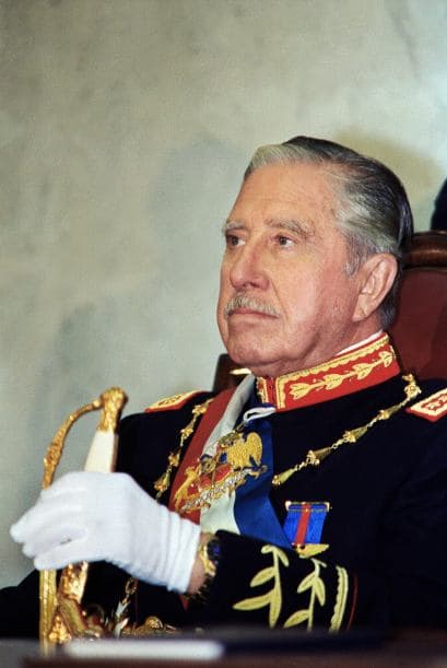 AUGUSTO PINOCHET.- Fue un militar chileno, dictador de ese país entre los años 1973 y 1990. Durante estos años se hicieron graves y diversas violaciones a los derehchos humanos como el genocidio.