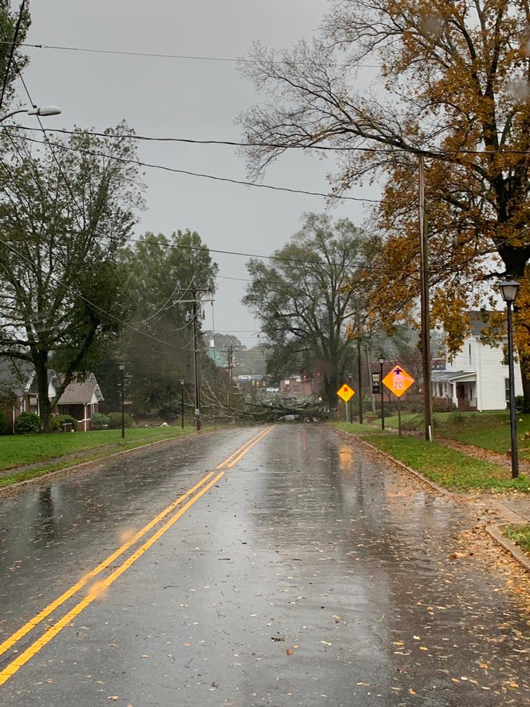 Las 
<a href="https://www.univision.com/local/north-carolina-wuvc/tiempo-severo-causa-fuertes-rafagas-de-viento-y-destrozos-en-carolina-del-norte-video">ráfagas de viento</a> oscilarán entre las 30 y 40 mph, pudiendo provocar la caída de árboles y líneas eléctricas debido a la 
<b>saturación de los suelos.</b>