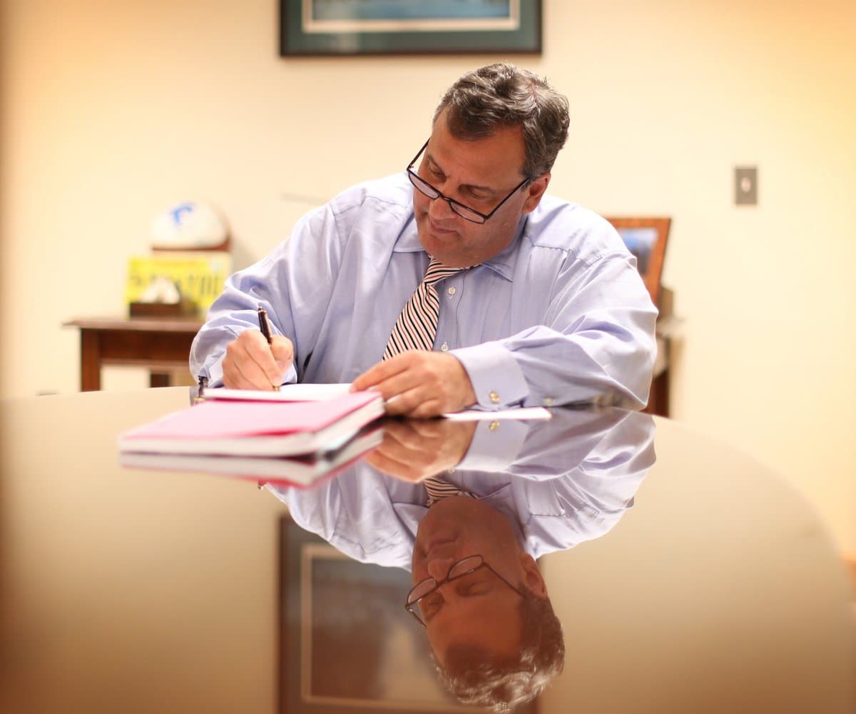 Mientras tanto... ¿qué dice el gobernador? A primera hora este martes firmó el presupuesto que permitió la reapertura de los servicios, parques y playas que habían sido cerradas. Y cuando se le preguntó por la foto que desató la controversia, el gobernador dijo que no ofrecería una disculpa. Con sarcasmo dijo incluso que el periodista que tomó la imagen "ganará el Pulitzer", en referencia al prestigioso galardón del periodismo.