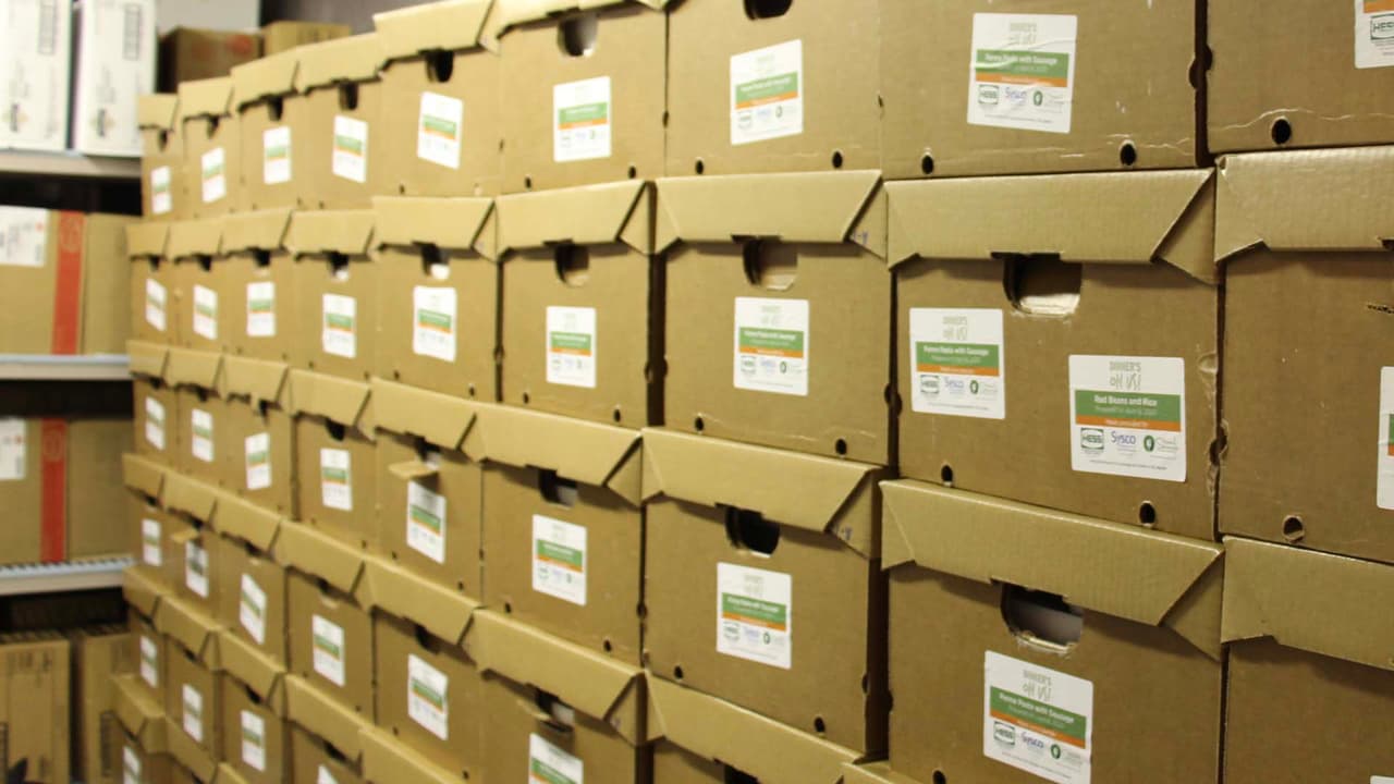 Las comidas recolectadas se entregan sin costo a más de 90 organizaciones locales del área de Houston.