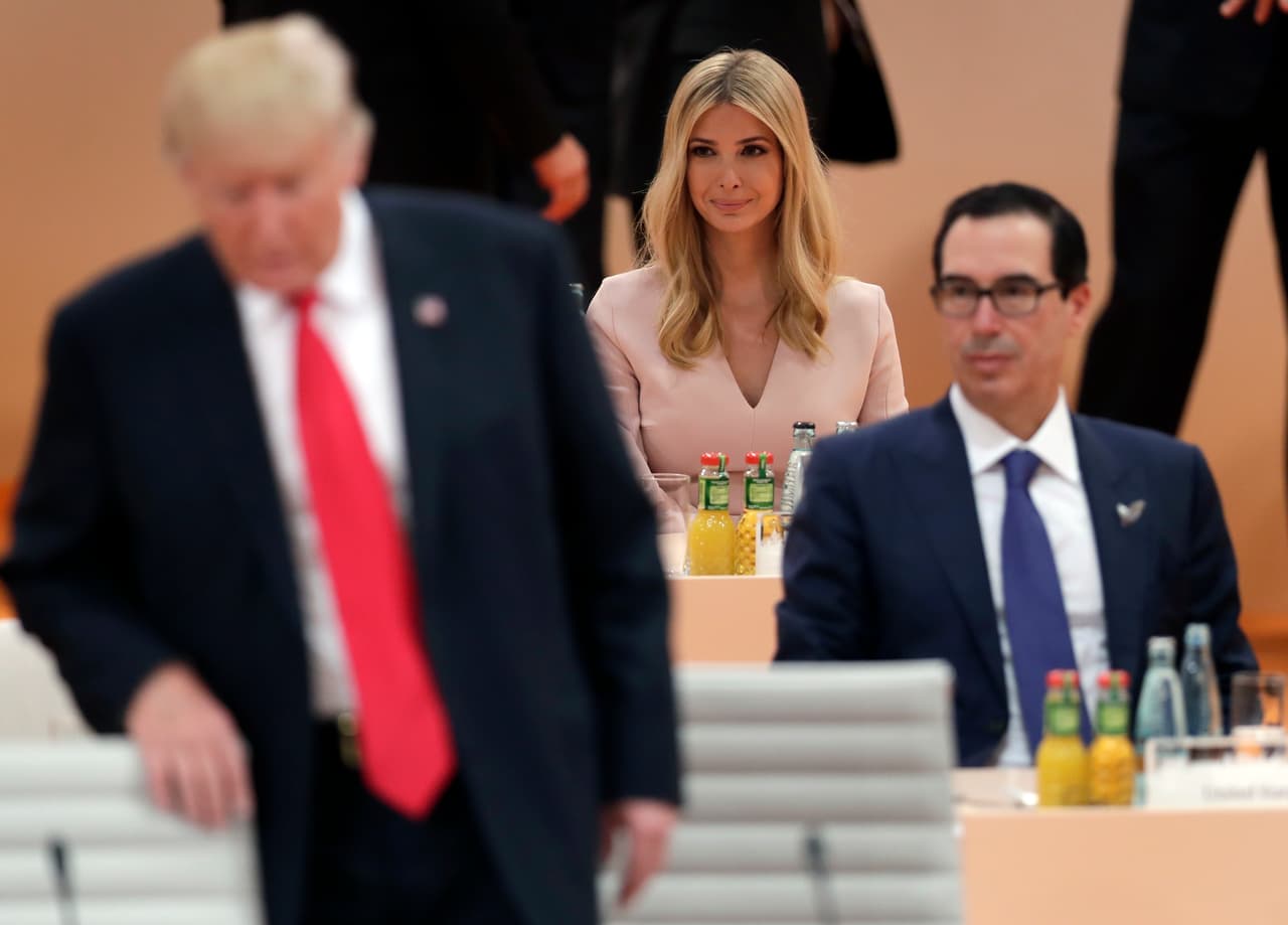 Chelsea Clinton critica duramente a Trump en Twitter por cederle su puesto a Ivanka en el G20