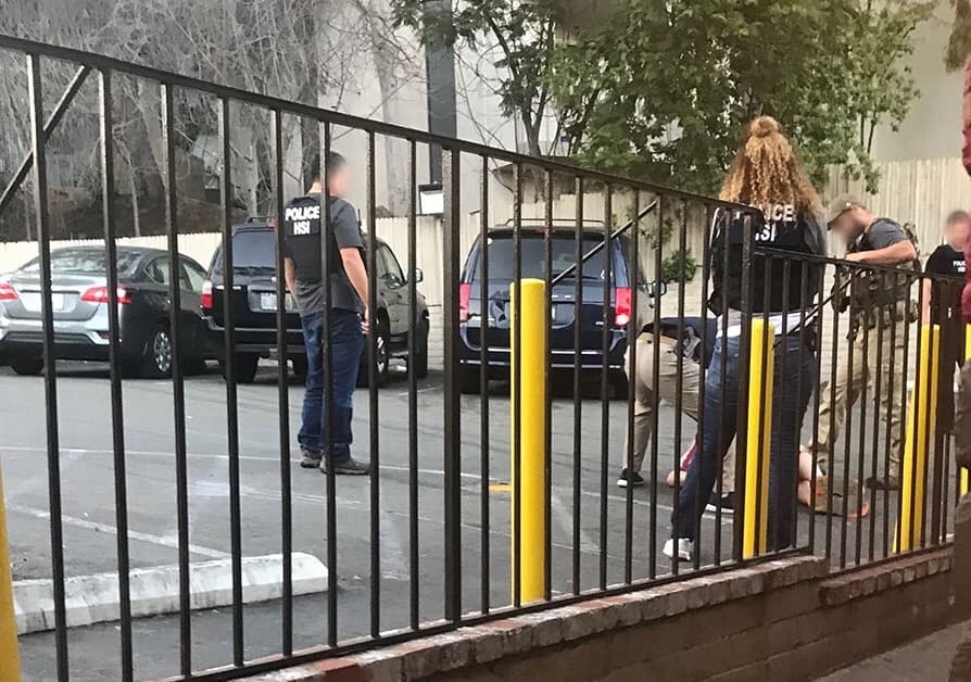 Esta fotografía publicada por ICE registró el arresto de uno de los sospechosos de contactar a una menor de edad con la intención de tener relaciones sexuales con ella.