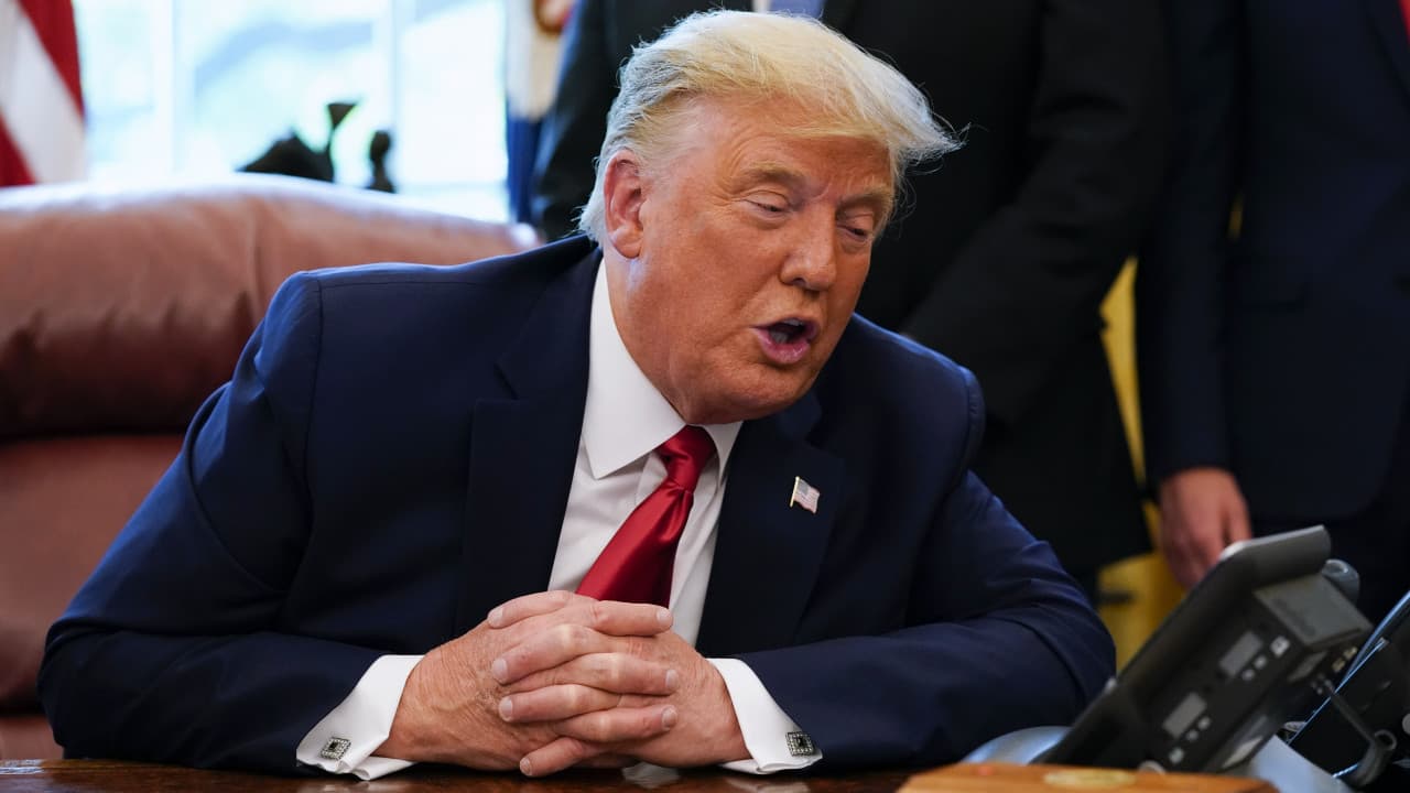 En video. Trump pidió a las autoridades de Georgia que "encuentren" 11,780 votos a su favor. El audio, de más de una hora de conversación entre Trump y el republicano Brad Raffenserperger, secretario de Estado de Georgia, recoge la solicitud del mandatario de "encontrar" los votos necesarios para revertir la derrota electoral del pasado mes de noviembre.