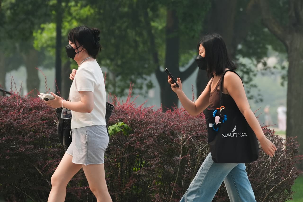 Las personas en Illinois, también cubren sus vías aéreas para evitar la nocividad del humo.