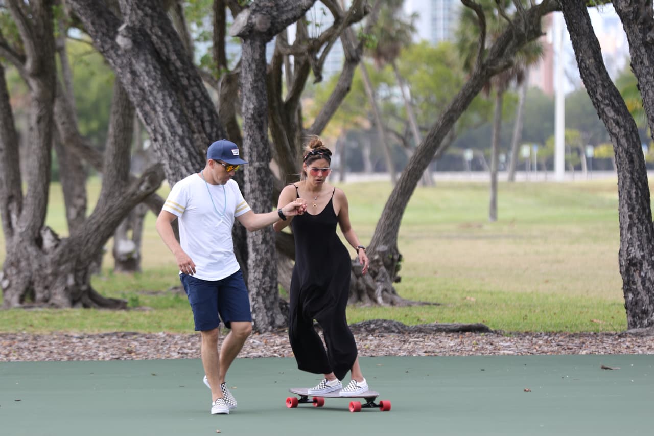 Photo © 2017 Luis Fernandez/The Grosby Group EXCLUSIVO Miami, April 16, 2017. Galilea Montijo con su marido, Fernando, su hijo, Mateo y amigos en un parque de Miami. Fernando estaba enseñando a Galilea a andar en patineta.