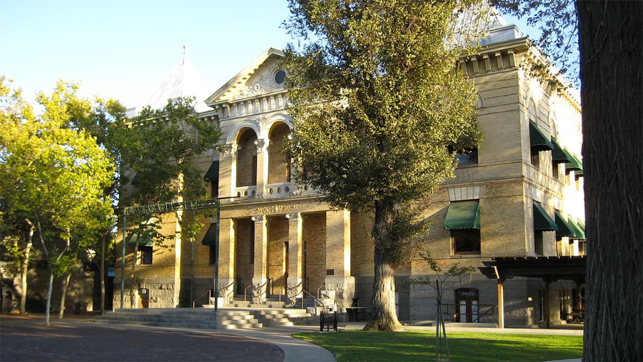 <b>Kings:</b>
<br>El condado de Kings está reportando aumento de casos y hospitalizaciones que están poniendo en riesgo la capacidad de sus hospitales. La región reporta un brote en la prisión estatal de Avenal que se ha propagado a toda la comunidad. Adicionalmente, los hospitales del condado de Kings han admitido pacientes de otras áreas. Las recomendaciones de las autoridades de salud son controlar el brote de la prisión, así como asegurarse de que los hospitales estén equipados adecuadamente para tratar a los pacientes y proteger al personal.