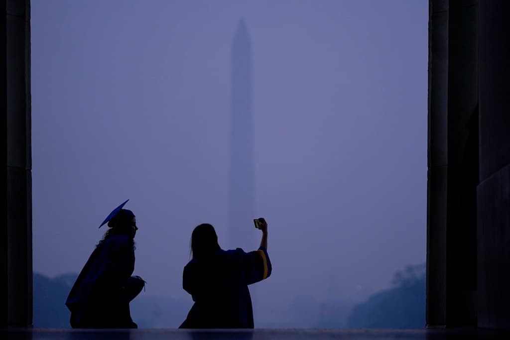 Es necesario estar pendientes tanto de las 
<b>actualizaciones que hacen las autoridades, como de las condiciones en nuestro propio vecindario</b>. Hay momentos donde se puede ver más humo en el exterior.
<br>