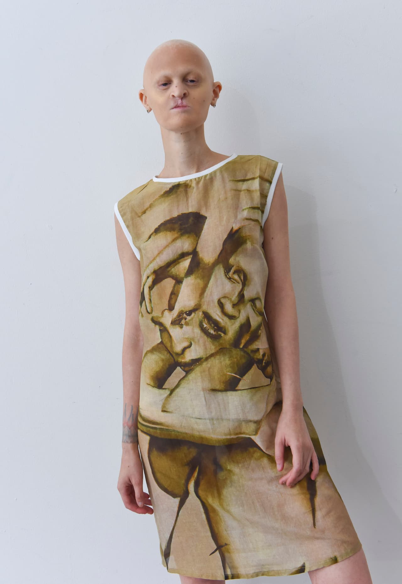 Modelo calva rompe con cánones de la belleza