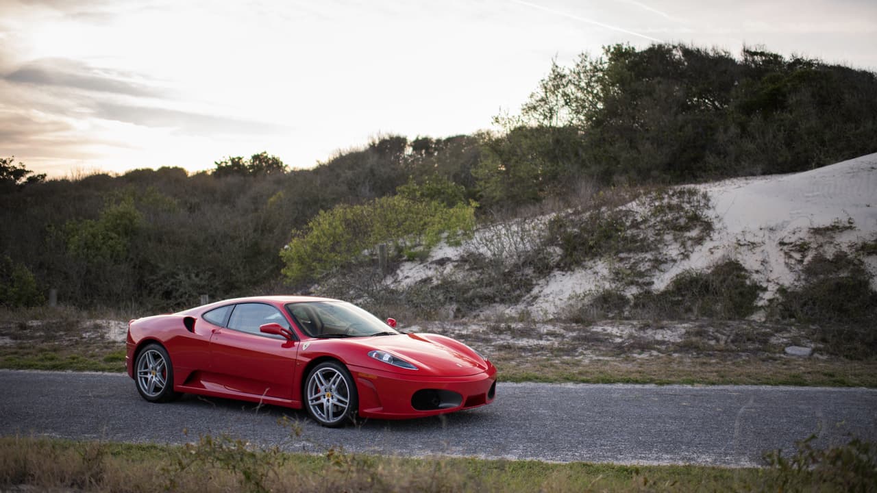 El Auto Show de Paris fue el lugar elegido por Ferrari para mostrarle al mundo su nuevo F430, en septiembre de 2004. El F430, diseñado por Pininfarina con el
<b>rendimiento aerodinámico como máxima prioridad</b>, llegaba para sustituir al Ferrari 360 como el súper auto deportivo ‘regular’ de motor medio de la gran marca italiana de autos deportivos.