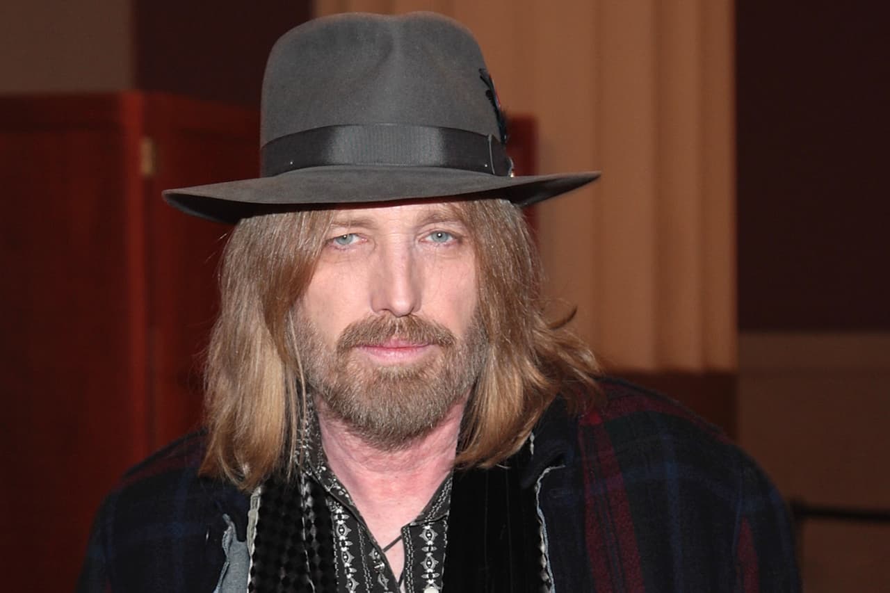 <b>Tom Petty.</b> La familia de la leyenda del rock estadounidense, fallecido en 2017, envió una carta a la campaña del presidente solicitando que no utilizarán más el tema "I won't back down" (No retrocederé, en español). La pieza fue reproducida en Tulsa, Oklahoma, donde ocurrió
<a href="https://www.univision.com/noticias/sucesos/uno-de-los-actos-de-violencia-racial-mas-terribles-y-olvidados-de-la-historia-de-eeuu-la-masacre-de-tulsa-fotos"><u>uno de los actos de violencia racial más brutales de la historia hace un siglo</u></a>, y que Trump seleccionó para encontrarse con sus seguidores. En un comunicado publicado en
<a href="https://twitter.com/tompetty/status/1274527971513004033"><u>la cuenta de Twitter de Petty</u></a> la familia dijo que el uso de la canción “no estaba autorizado de ninguna manera (...). Tanto el difunto Tom Petty como su familia se oponen firmemente al racismo y la discriminación de cualquier tipo”, se lee en el comunicado.