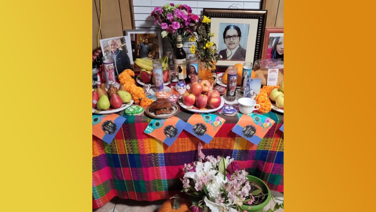Otro altar de José L. Vargas con veladoras, platillos típicos y mucha fruta.
