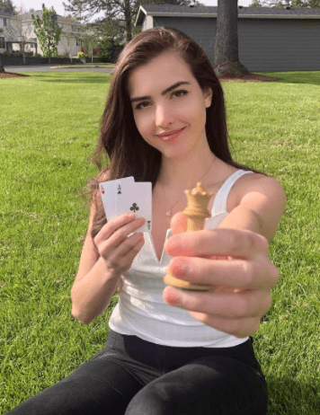 También cofundó CrowdAmp, una empresa de redes sociales, que utilizaba inteligencia artificial para una comunicación más personalizada.