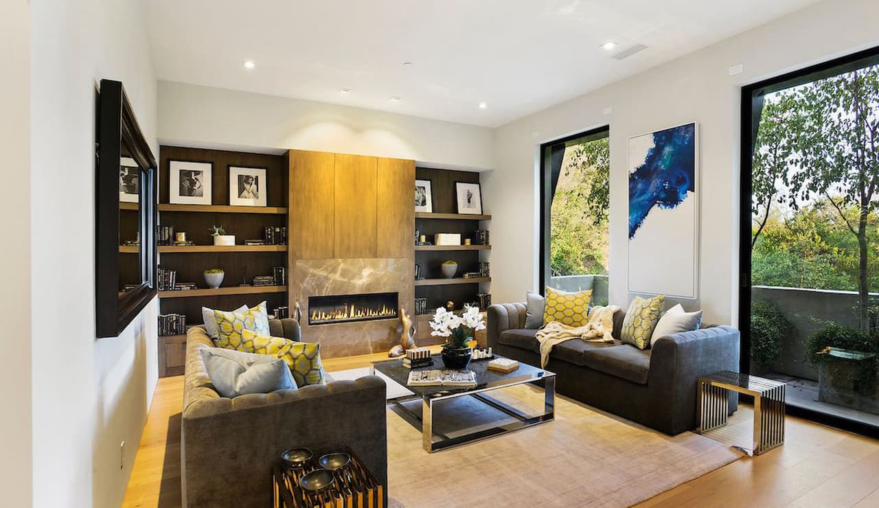 La mansión, quinta propiedad en la que
<b><a href="https://www.univision.com/entretenimiento/chismes/kylie-presume-su-nueva-mansion-fotos"> invierte dinero Kylie Jenner</a></b>, tiene varios espacios para que reciban a la familia, a gusto.