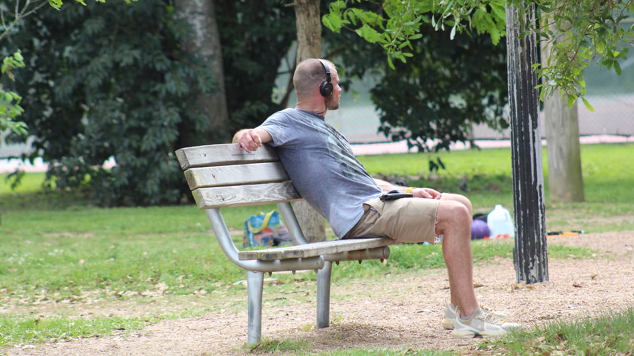 Entre descansos del ejercicio, este joven aprovecha para enterarse con sus audífonos de las últimas noticias sobre el mal que aqueja al mundo.