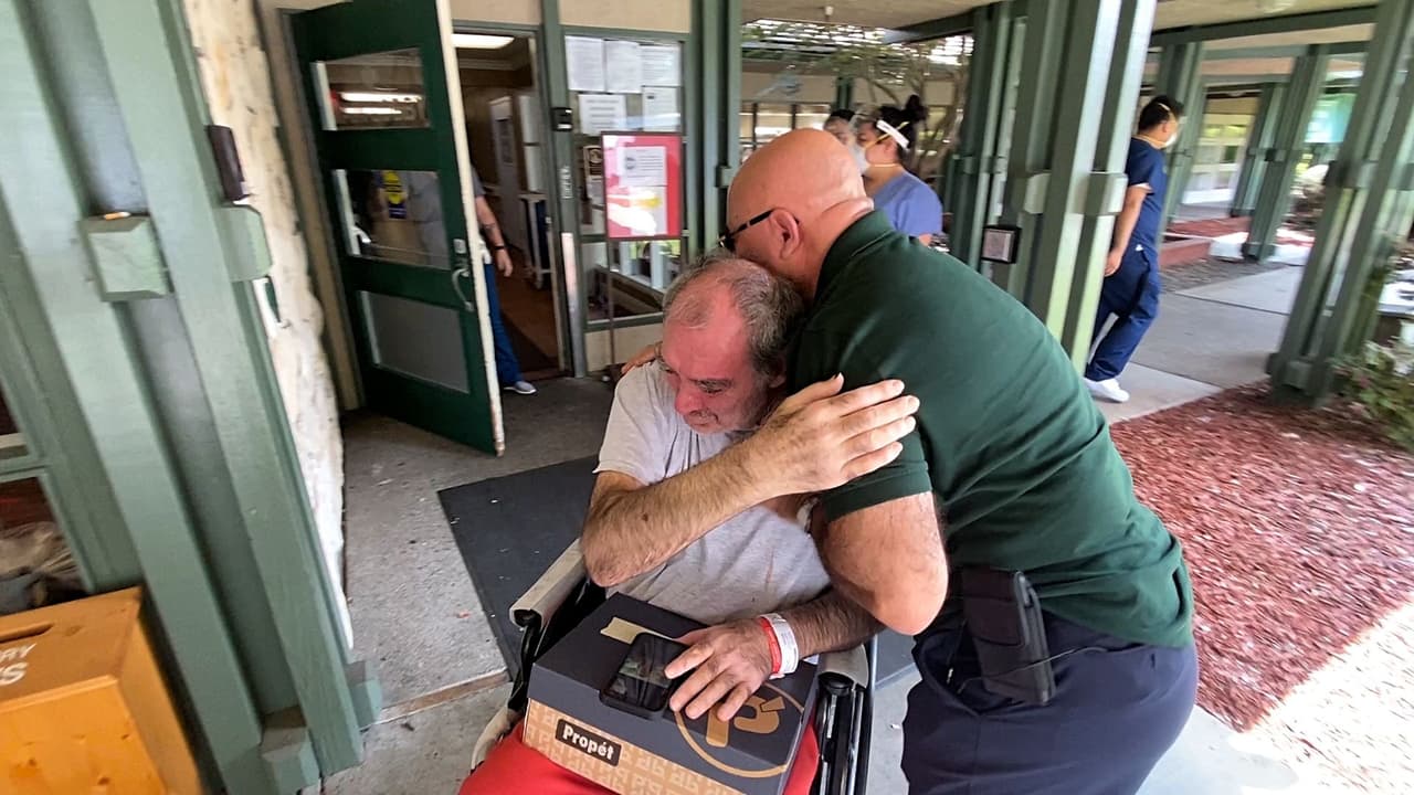Ramón González abraza a su hermano Juan Martín a la salida de un centro de rehabilitación en Los Gatos, California.