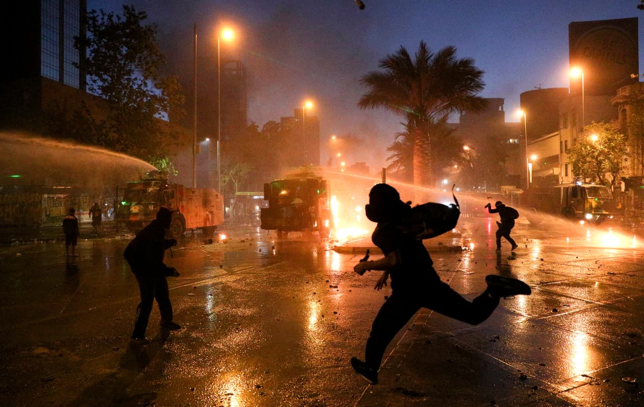 Aunque la mayoría de los manifestantes se reunió de forma pacífica en la céntrica Plaza Italia, varios grupos de encapuchados quemaron las iglesias, instalaciones de la policía y negocios.