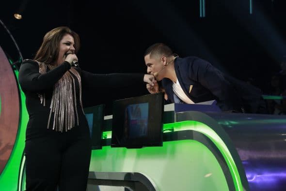 Yazaira tuvo oportunidad de cantar frente a los grandes como es Larry Hernández.