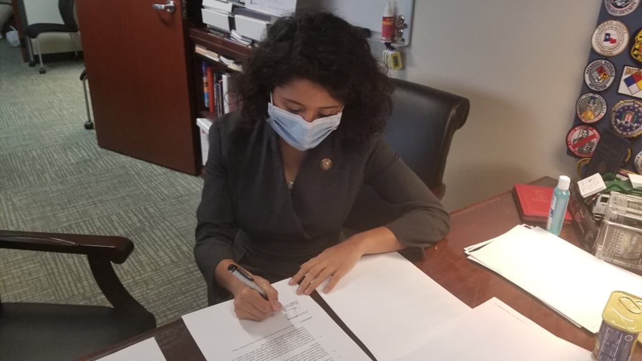 Schlossberg agregó que Hidalgo se ha enfocado en las comunidades más vulnerables del condado Harris y busca que todos los residentes del área tengan la oportunidad de buscar el ‘
<b><a href="https://www.univision.com/temas/sueno-americano">Sueño Americano</a></b>’ . 
<br>