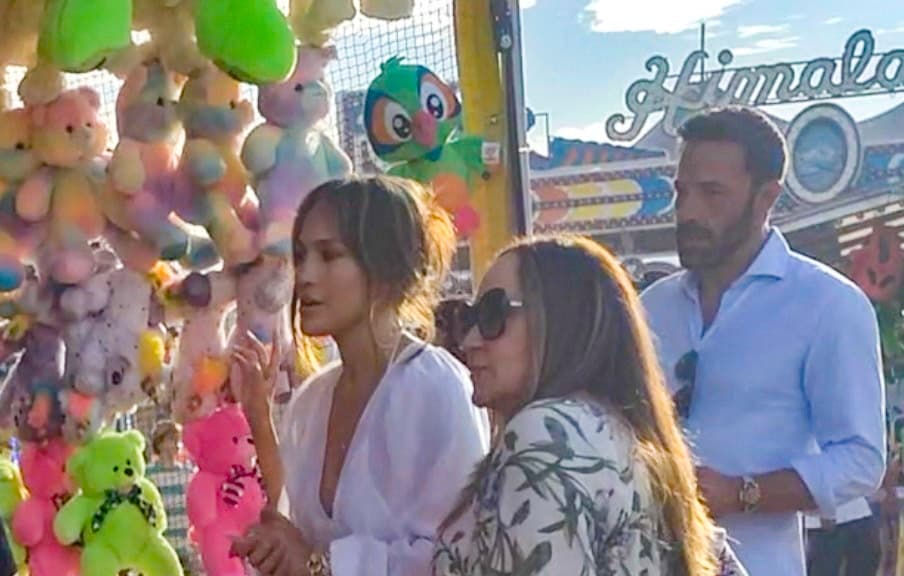 De acuerdo con el Daily Mail, la pieza que usó JLo es de la marca Forte Forte y tiene un precio de
<b> 641 dólares.</b>
<br>