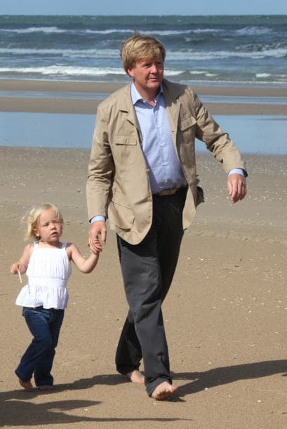 En 1981 se trasladó con la Familia Real a La Haya y en 1985 obtuvo el título de Bachiller Internacional en el Atlantic College de Llantwit Major, en Gales (Reino Unido).