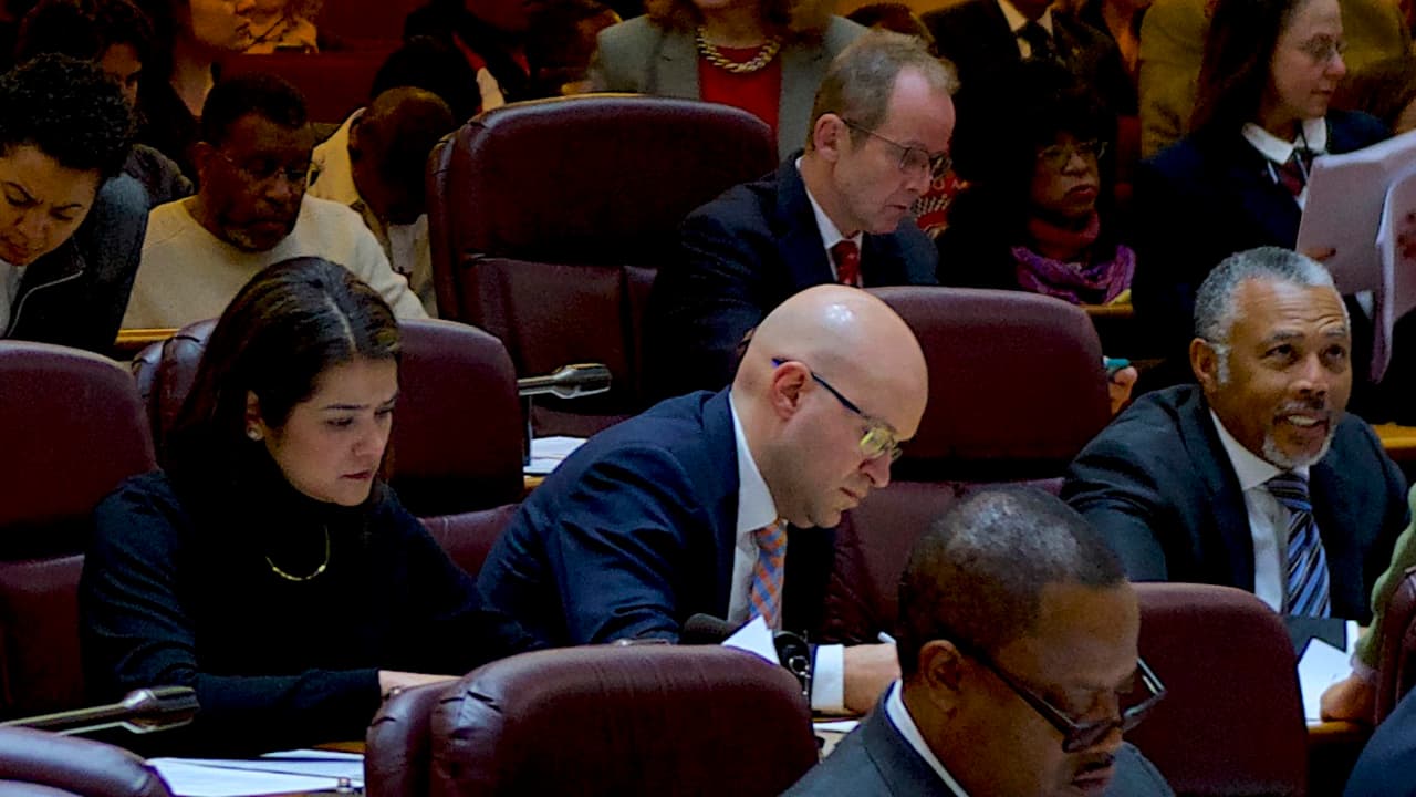 En el centro, el concejal Michael Rodríguez del distrito 22, durante una sesión del Concilio de Chicago.