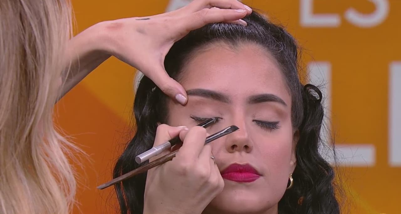 Mariela maquilló los ojos de la primera modelo y dio las siguientes indicaciones: “Selena usaba mucho el delineado y para lograr el estilo de ojos rasgados usamos el efecto ‘cat eye’”
<br>