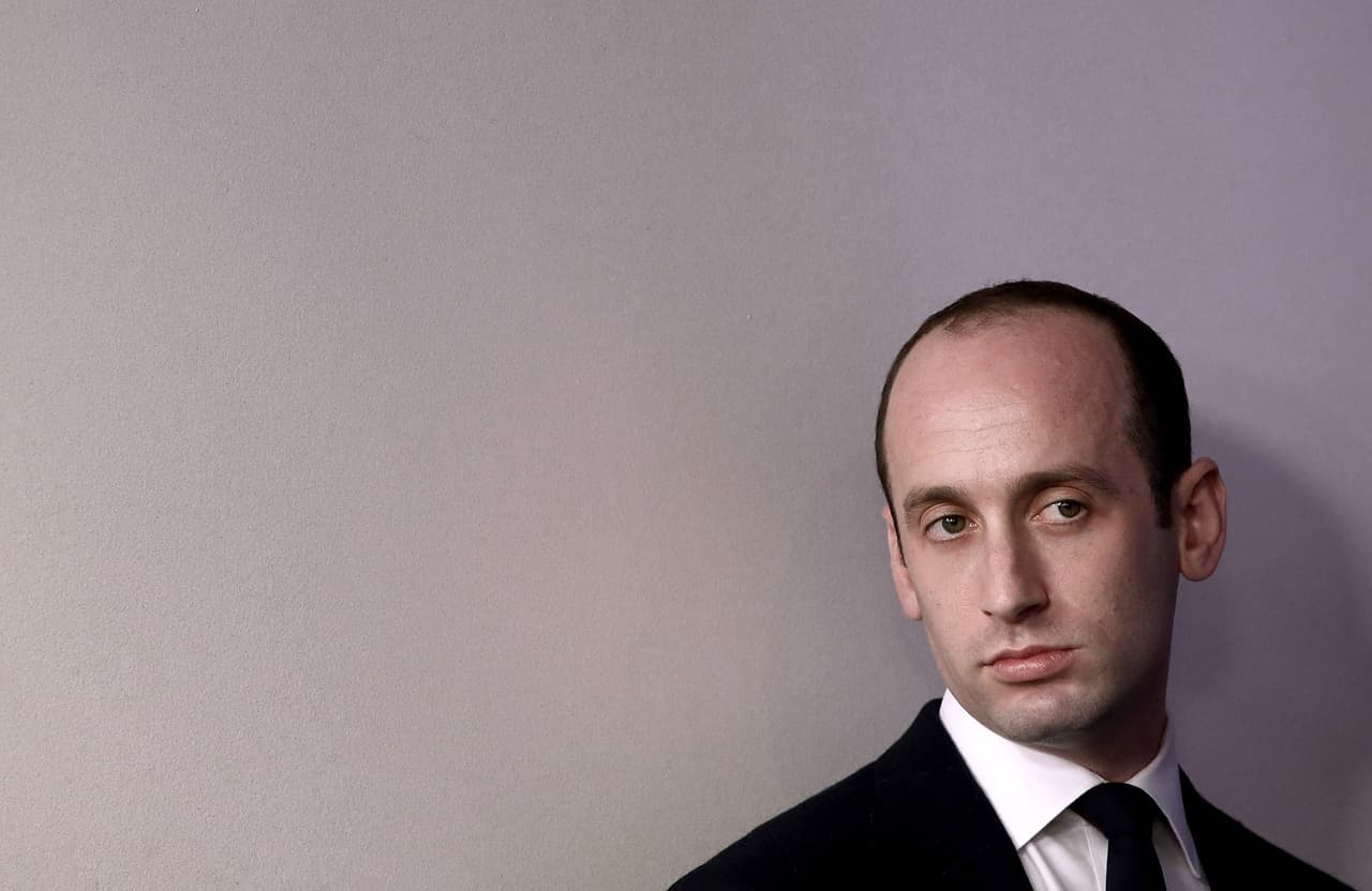 Stephen Miller aparca inmigración para centrarse en asuntos de mujeres, según reporte