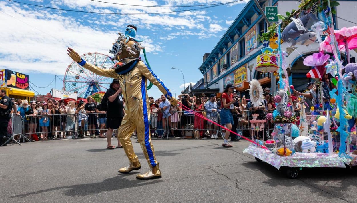 El evento rinde homenaje a los desfiles de Mardi Gras del vecindario y es una tradición que busca mantener vivo el espíritu de Coney Island.
