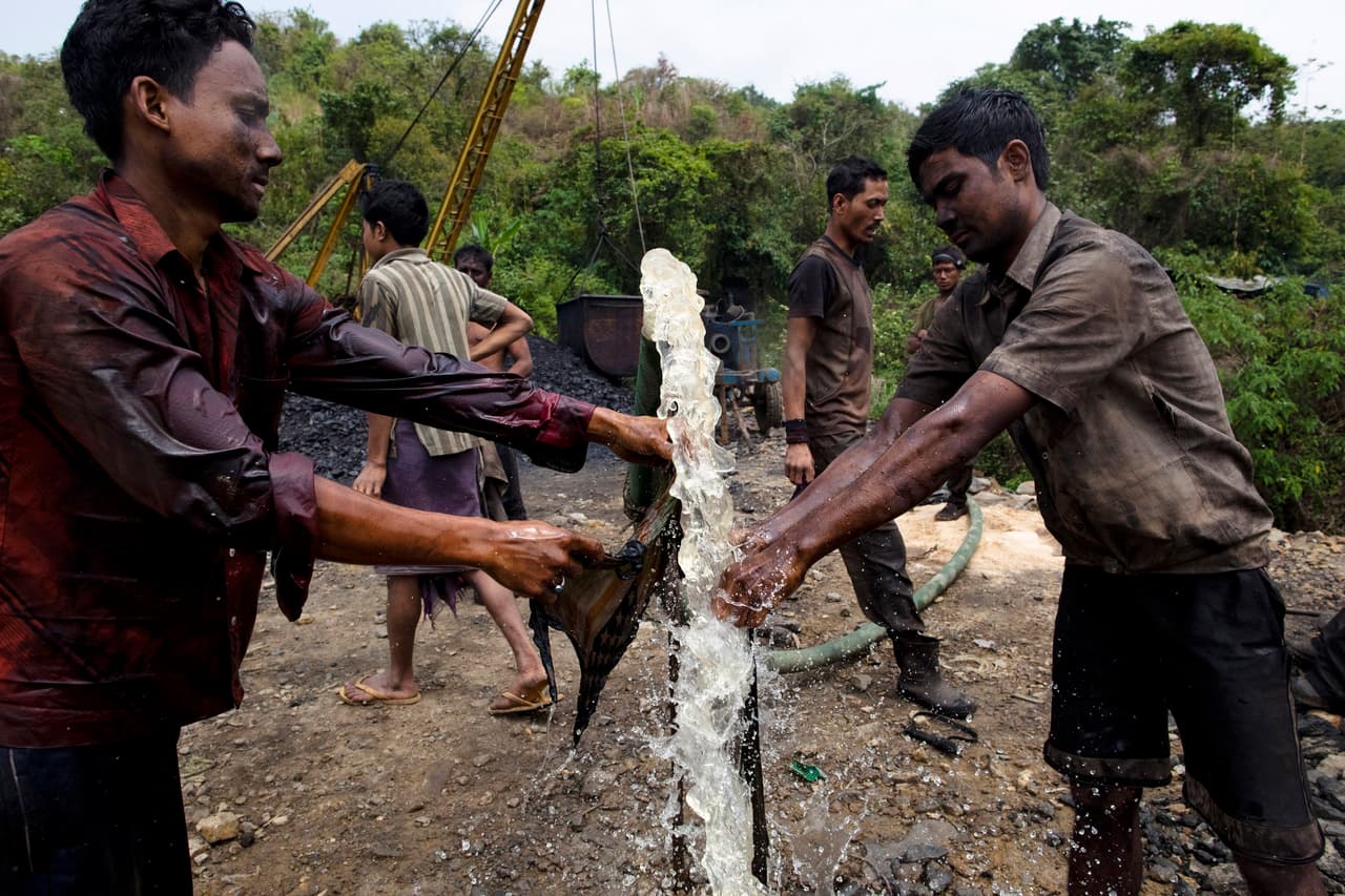 El gobierno de Meghalaya había detenido el esfuerzo de rescate por falta de bombas de alta potencia. Lo reanudó ante las críticas generalizadas.