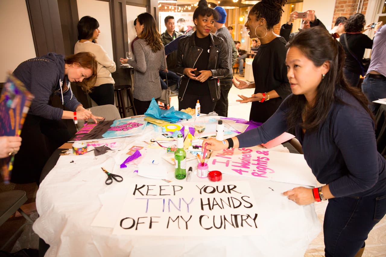 Mujeres escribieron consignas reafirmando su derecho a gobernar sobre sus cuerpos.