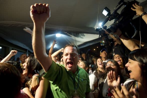 "Es importantísimo que haya ganado Capriles en Miranda porque consolidó la posibilidad de su candidatura presidencial (...) Lo catapulta", señaló un simpatizante mientras banderas venezolanas y de partidos opositores ondeaban a su alrededor.