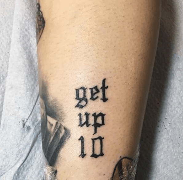 Aquí una muestra del título 'Get up 10', tatuado en el cuerpo de un fanático de Cardi B.