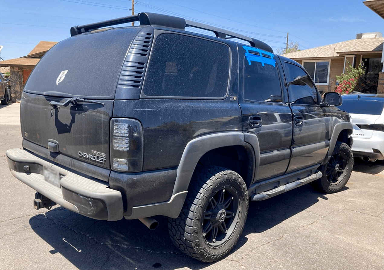 Los autos fueron hallados en una casa cerca de 16th Street y Broadway Road. También fue registrado otro domicilio cerca de 16th Street y Broadway.
<br>Las autoridades indicaron que los vehículos que fueron recuperados son:
<br>· Camioneta Chevrolet 2007, reportada como robada en Arkansas.
<br>· Tahoe Z71 SUV 2003, reportada como robada en Arkansas.
<br>· Chevrolet Trailblazer 2006, reportada como robada en Arkansas.