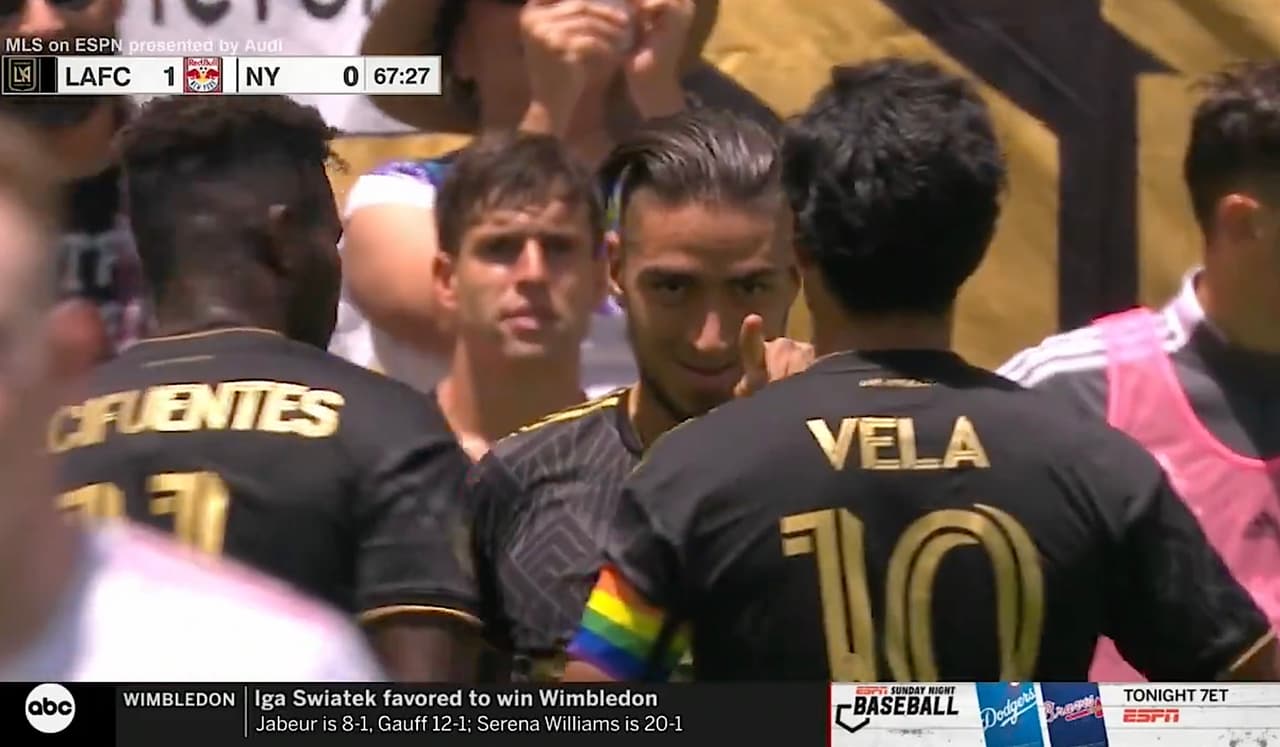 Carlos Vela pone un perfecto pase filtrado y ‘Chicho’ Arango la manda a guardar