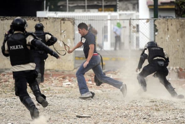 La Policía Nacional Bolivariana (PNB) y la Guardia Nacional (GNB, policía militarizada) impidieron a varios centenares de manifestantes marchar por Caracas.